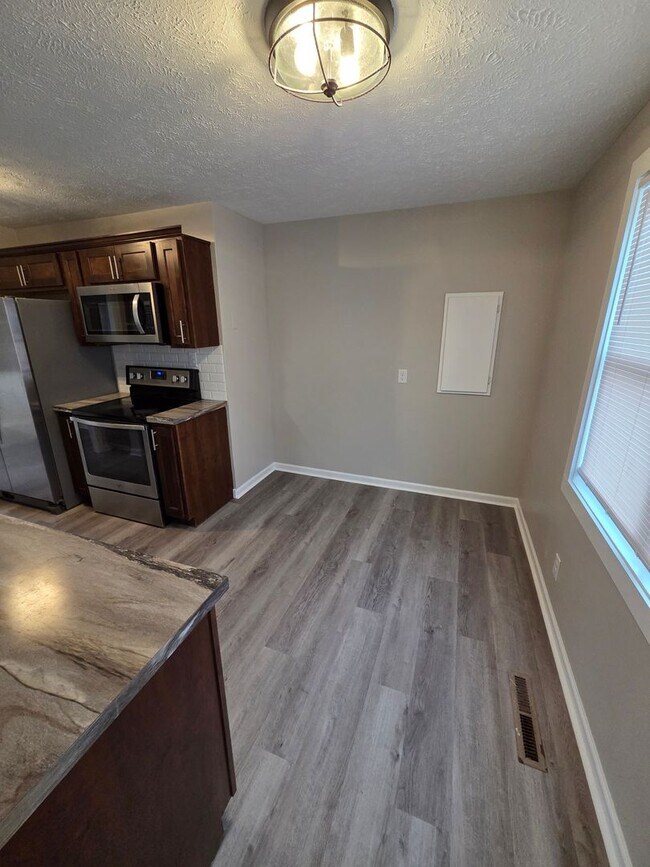 Building Photo - 3 bed, 1 bath, 1 car garage with fenced in backyard. District 66, right next to Aksarben!