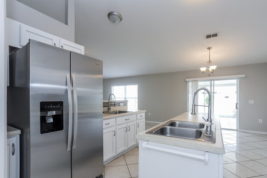 Building Photo - 15 Lake McLeod Dr
