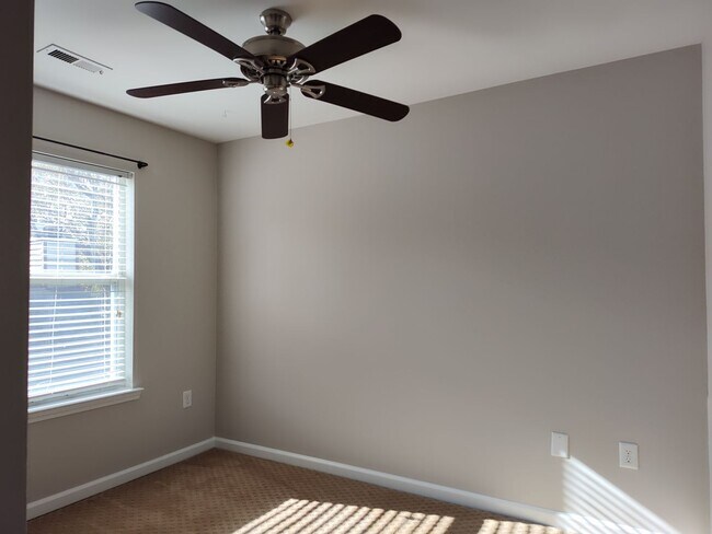 Building Photo - Move-in ready condo in Located in Fourth W...