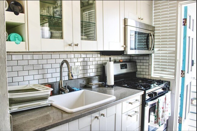Building Photo - 4710 Pine Tree Dr