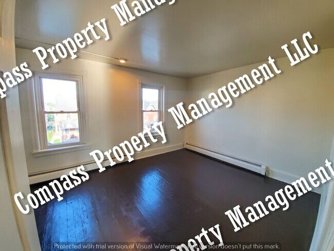 Building Photo - $1595 - 4 Bed, 1.5 Bath Half Double Home -...
