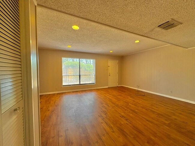 Building Photo - Available Now! Beautiful 3 bedroom 2.5 bat...