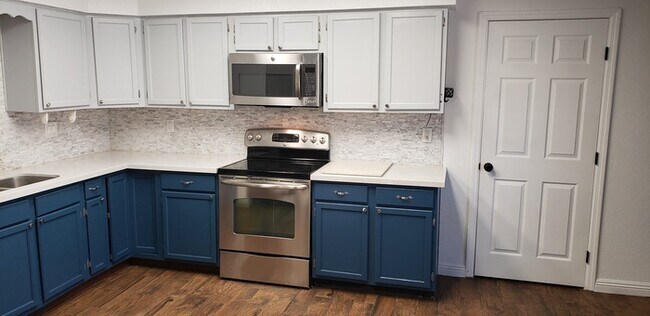 Building Photo - Trails at Scottsdale! Updated patio home with multiple patios