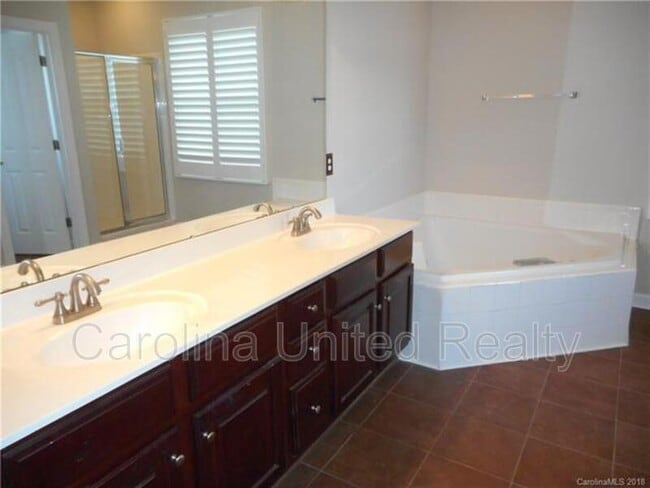 Building Photo - 11017 Valley Spring Dr