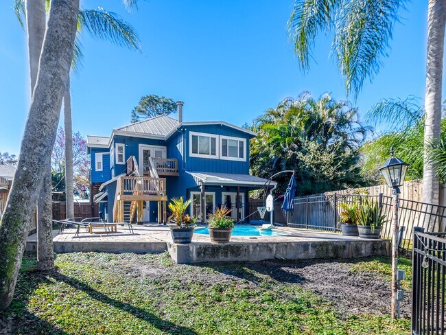 Building Photo - Lake Home