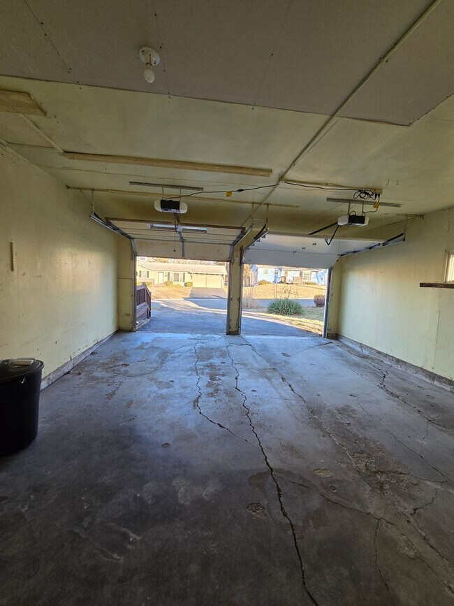 Building Photo - 3 Bedroom Ranch with large fenced in backyard