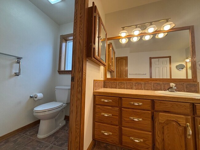 Building Photo - Beautiful 2 Bedroom 2 Bathroom Storage Galore!