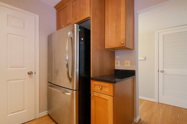 Building Photo - Updated top floor 2br with vaulted ceilings, two balconies and treed views!