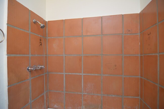 Building Photo - Charming 3 Bedroom 2 Bath House! Central T...