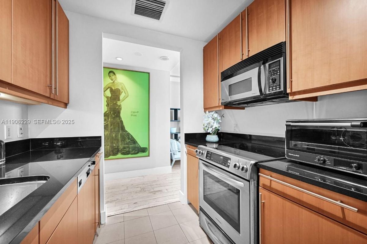 Building Photo - 1435 Brickell Ave