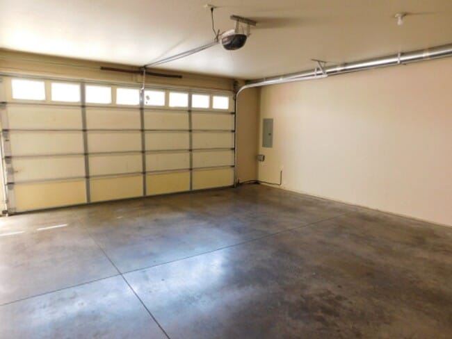 Building Photo - 3Bd/2.5Ba Two Story Townhouse - Available ...
