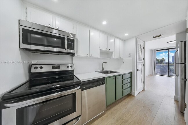 Building Photo - 9800 W Bay Harbor Dr