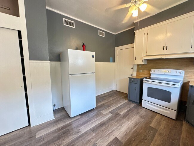 Building Photo - CUTE Downstairs Highland Unit