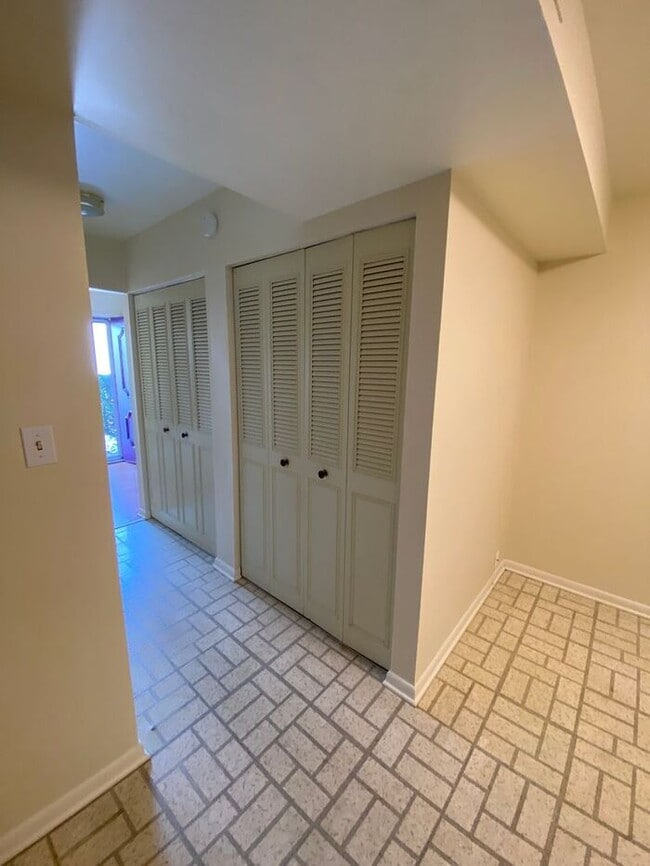 Building Photo - 3 Bedroom Townhome