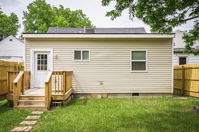 Building Photo - 806 Longfield Ave