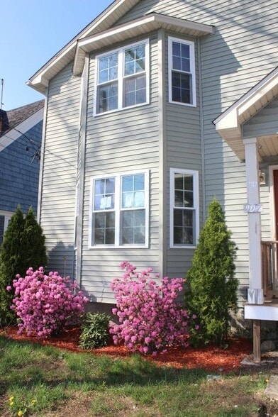 Exterior front - 907 Smith St