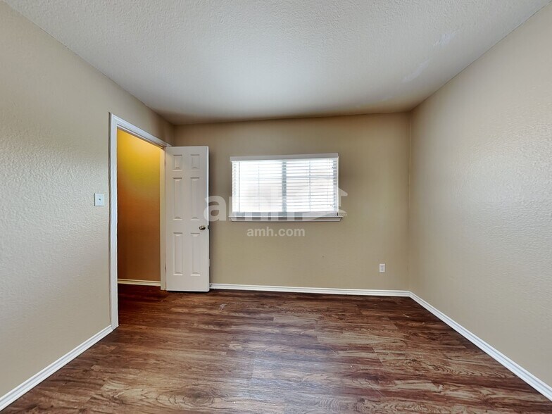 Building Photo - 360 Thicket Ln