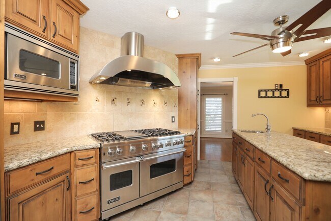 Building Photo - 722 Crossroads Dr