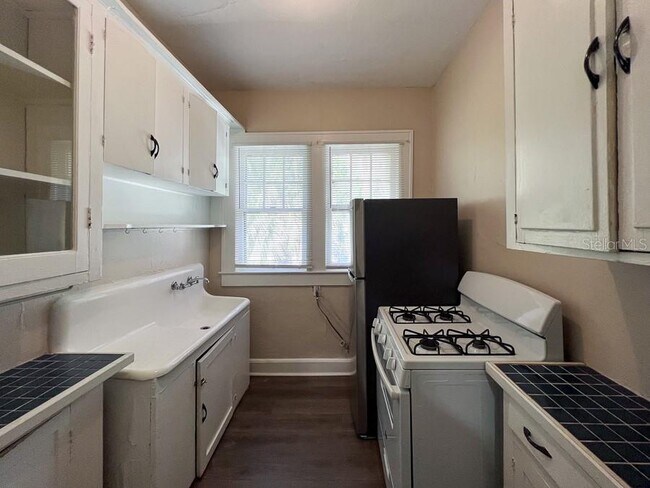 Building Photo - 318 NE 2nd Ave