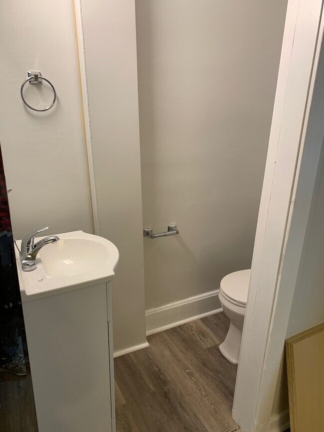 Building Photo - 2 or 3 bedroom Full Remodeled