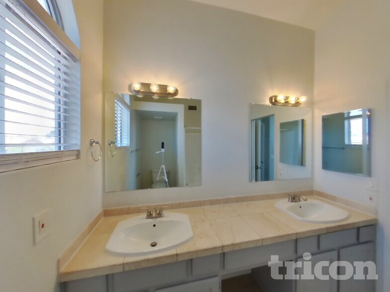 Building Photo - 7321 N 69th Ave