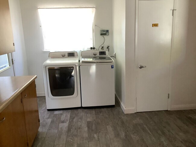 Building Photo - Sebastopol country property