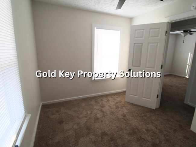 Building Photo - MUNCIE 3 BR 1 BA House with Garage and Covered Porch (SECTION 8 APPROVED)