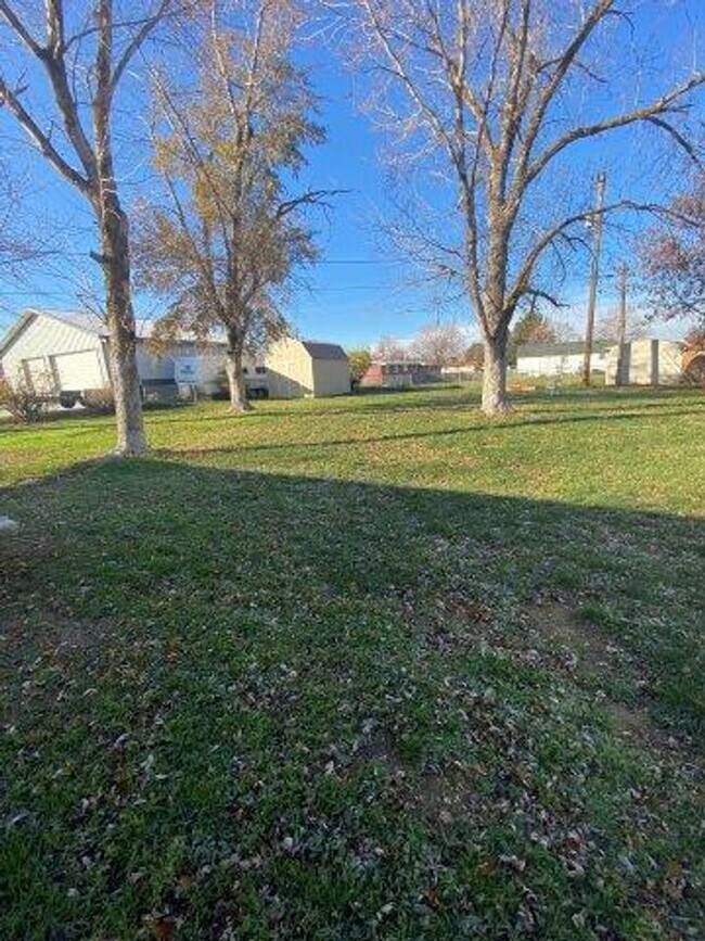 Building Photo - 4 Weeks Free Living! Cozy 3 Bed Home with ...