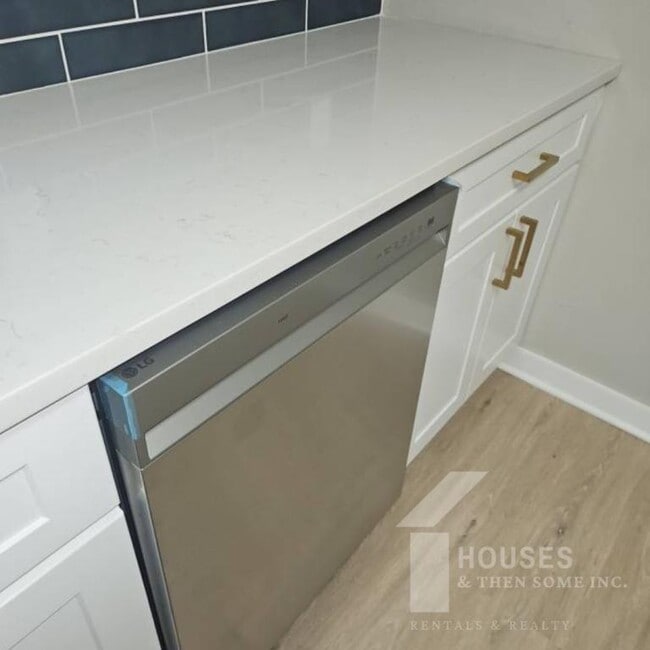 Building Photo - 511 Hampton Ave