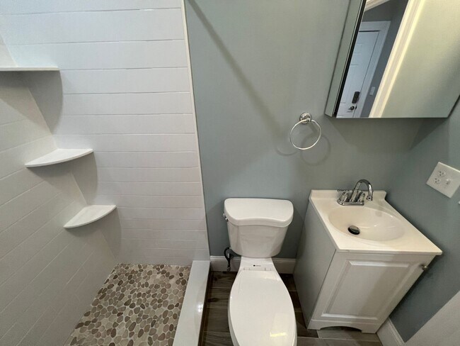Building Photo - Huge updated 4 bed unit near Union Sq in S...