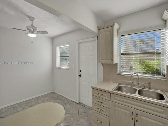 Building Photo - 5112 Hollywood Blvd