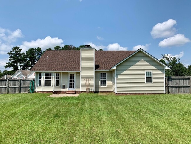 Building Photo - 3 Bed, 2 Bath Home on Corner Lot in Raeford