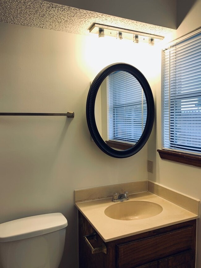 Building Photo - 3 Bed | 2 Bath | 2 Car Garage - Duplex - UNDER $1000 per month - Putnam City Schools
