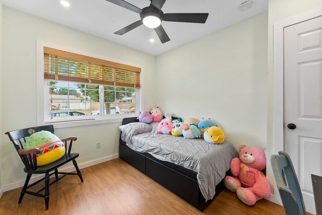 Building Photo - SPACIOUS 4 BEDROOM/2 BATHROOM HOME FOR REN...