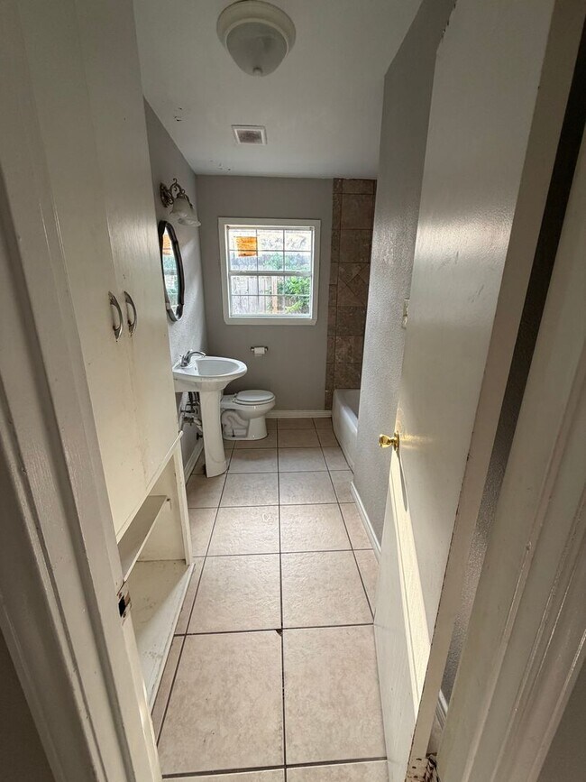 Building Photo - 3/4 Bedroom, 1.5 Bathroom Home for Rent!