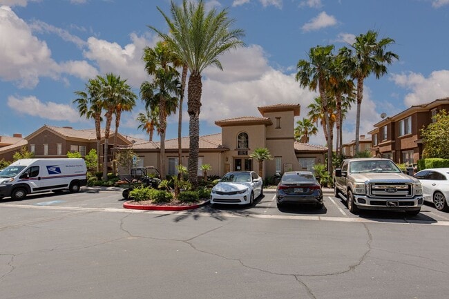 Building Photo - NW townhome with 2 car garage in gated community.