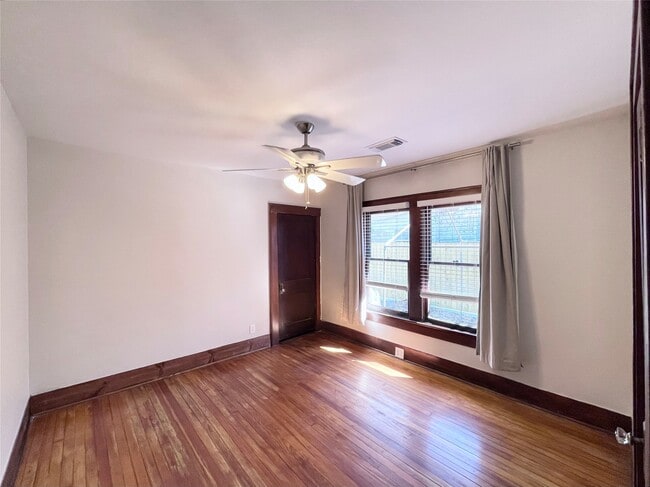 Building Photo - 405 E 28th St