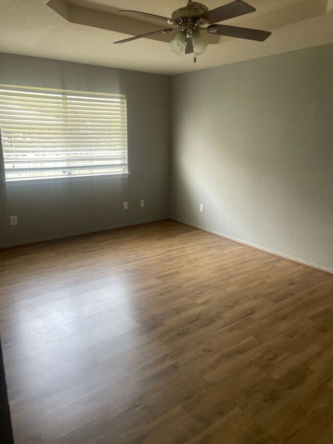 Building Photo - 4 bedroom 2 bathroom house! HOUSING ACCEPTED!