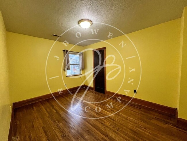 Building Photo - Upper 2-Bed Duplex with Gleaming Hardwood ...