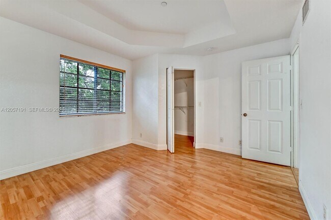 Building Photo - 3897 Tree Top Dr