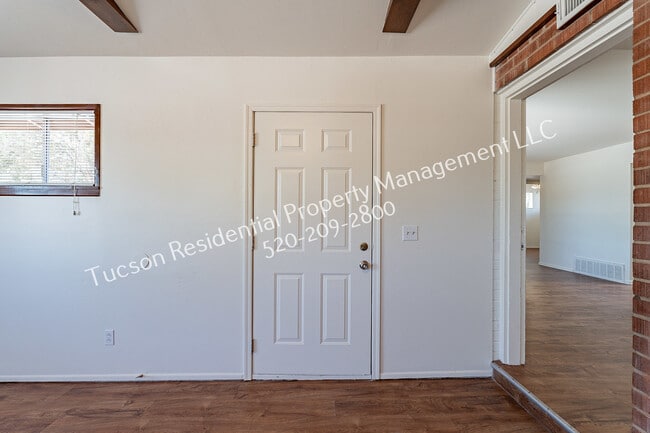 Building Photo - 826 E Water St