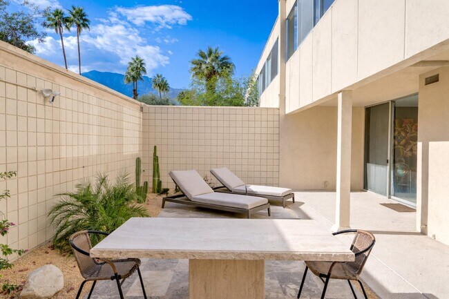 Building Photo - 449 Desert Lakes Dr