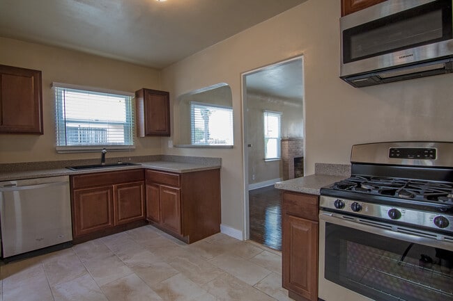 Building Photo - 33rd Duplex