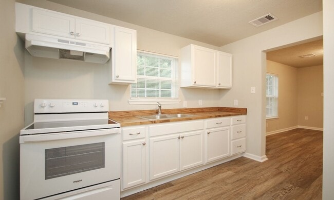 Building Photo - 2 bed 1 bath row house on corner lot in 77004!