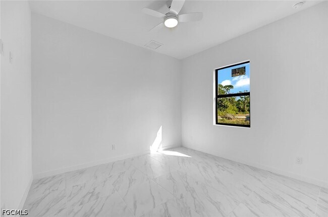 Building Photo - 846 Cadis St E