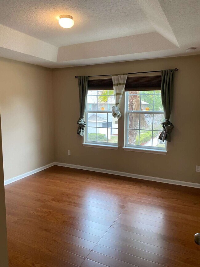 Building Photo - Beautiful 3-Bedroom Townhome in Desirable Oakleaf Plantation – Available Now!