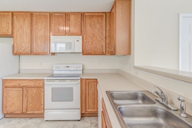 Building Photo - 3 Bedroom Townhouse in Wakefield with 1 Ca...