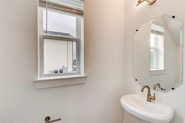 Building Photo - 2000 Kit Cir