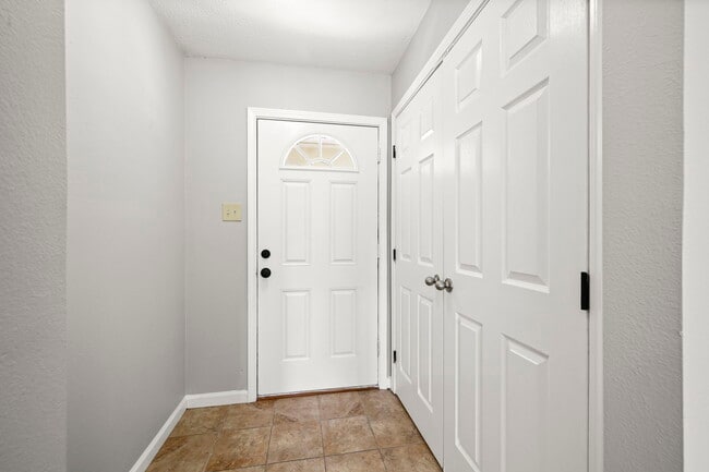 Building Photo - 9852 Hawthorne Dr