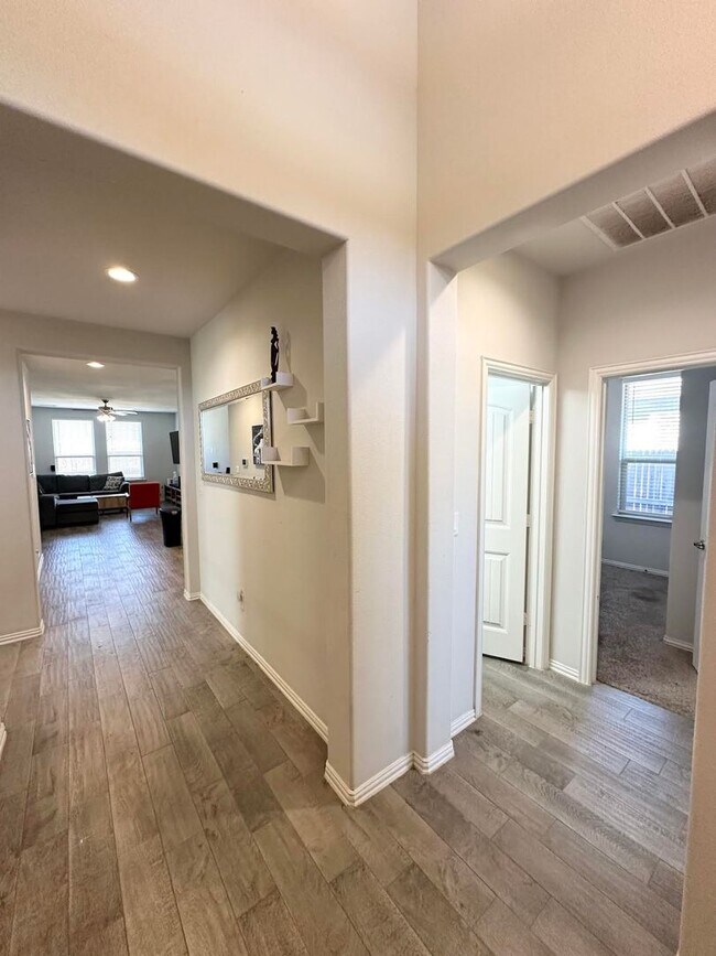 Building Photo - 4 Bed 2 Bath For Rent